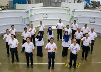 Shamsuddin Mohamed Yusof,  pegawai dan kakiangan CTRM bersama anugerah Accredited Member daripada Airbus yang diterima syarikat itu baru-baru ini.