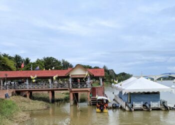 ORANG  ramai menaiki bot pengusaha tempatan menyelusuri Sungai Perak di Dataran Lembah Sungai Perak di Kuala Kangsar, Perak. - UTUSAN/MOHAMAD HAFIZI MOHD SAID