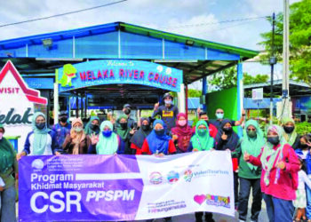 Surina Nordin (kanan) bersama para pensyarah dan pelajar Politeknik Merlimau dalam program ‘Cintai Sungai Kita @ Sungai Melaka’ di Taman Rempah, Melaka, baru-baru ini.