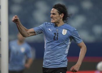 EDINSON Cavani meraikan jaringannya ketika membantu Uruguay menewaskan Bolivia di Arena Pantanal, Cuiaba hari ini. - AFP