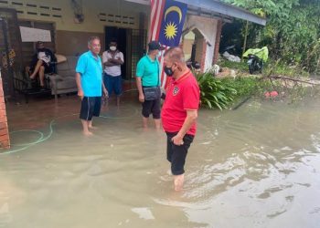 CHE Zakaria Mohd. Salleh melawat beberapa kediaman di Pasir Gudang yang dilanda banjir akibat hujan lebat sejak dua hari lalu.