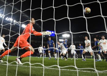 PEMAIN Chelsea, Kai Havertz (tengah) menanduk bola untuk gol pertama pasukannya ketika menentang Lille dalam saingan Liga Juara-Juara di Stadium Stamford Bridge, London pagi tadi. - AFP