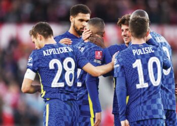 HAKIM Ziyech (tengah) meraikan jaringannya bersama rakan sepasukan ketika Chelsea menumpaskan Middlesbrough pada suku akhir Piala FA di Stadium Riverside, Middlesbrough semalam. – AFP