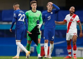 REAKSI pertahanan Chelsea, Andreas Christensen (dua dari kanan) dan penjaga gol, Kepa Arrizabalaga (dari kiri) selepas perlawanan menentang Southampton di London malam tadi. - AFP