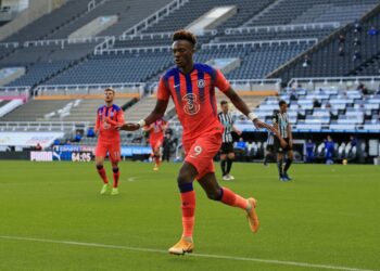 TAMMY Abraham meraikan jaringannya ketika membantu Chelsea mengalahkan Newcastle 2-0 dalam aksi Liga Perdana di Stadium St. James' Park, Newcastle-upon-Tyne hari ini. - AFP