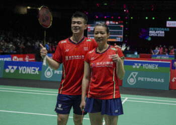 Pilihan kedua, Zheng Si Wei-Huang Ya Qiong mencipta hatrik selepas dinobatkan selaku juara Terbuka Malaysia 2022 pada perlawanan akhir beregu campuran di Axiata Arena Bukit Jalil.- UTUSAN/FARIZ RUSADIO