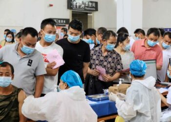 PENDUDUK beratur untuk mendapatkan vaksin Covid-19 di sebuah pusat kesihatan di Rongan, wilayah Guangxi, selatan China. - AFP