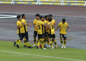 PEMAIN Perak II meraikan jaringan ketika menentang Selangor II dalam aksi Liga Perdana di Stadium Perak, Ipoh semalam. - UTUSAN/ZULFACHRI ZULKIFLI