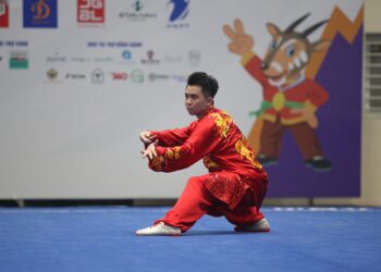 AKSI  Tan Zi Yan ketika memenangi emas acara taijiquan lelaki di Hanoi hari ini.  - UTUSAN/SHIDDIEQIIN ZON