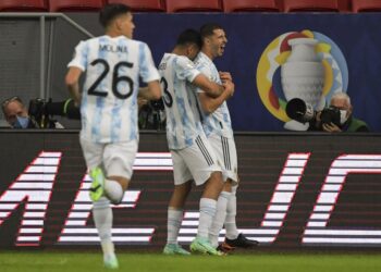 GUIDO Rodriguez (kanan) meraikan jaringannya ketika membantu Argentina menewaskan Uruguay dalam aksi Copa America di Stadium Mane Garrincha, Brasilia hari ini. - AFP