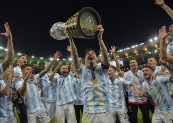 LIONEL Messi menjulang trofi ketika meraikan kejayaan Argentina muncul juara Copa America bersama rakan sepasukan selepas mengalahkan Brazil di Stadium Maracana, Rio de Janeiro hari ini. - AFP