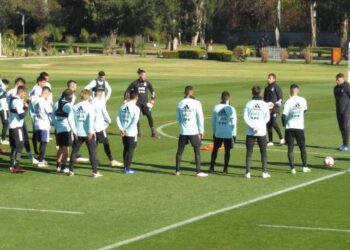 JURULATIH Argentina, Lionel Scaloni memberi arahan kepada pemainnya dalam sesi latihan di Brasilia semalam menjelang pertemuan menentang Colombia pada separuh akhir Copa America esok. – Ihsan Seleccion Argentina