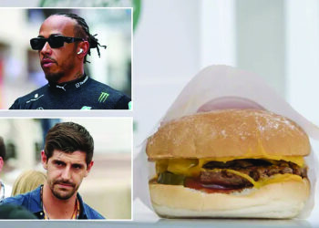 Thibaut Courtois melabur dalam restoran burger Neat Burger milik Lewis Hamilton.