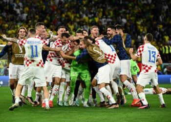 PEMAIN Croatia meraikan kejayaan melangkah ke separuh akhir Piala Dunia 2022 selepas menyingkirkan Brazil menerusi penentuan sepakan penalti pada suku akhir di Stadium Education City,  Al-Rayyan semalam. – AFP