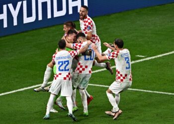 Pemain Croatia meraikan kejayaan mara ke saingan suku akhir selepas berjaya mengalahkan Jepun 3-1 dalam penentuan sepakan penalti selepas terikat 1-1 dalam permainan sebenar saingan 16 akhir di Stadium Al-Janoub, Doha, semalam.  Croatia akan menentang  Brazil selepas ini. – AFP