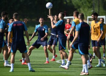 PEMAIN-pemain Croatia menjalani latihan semalam sebelum turun menentang Maghribi. - AFP