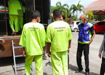 ROHAYU Ahmad (kanan) memeriksa sebahagian daripada penagih yang dicekup dalam operasi bersepadu bersama polis di seluruh Kelantan, baru-baru ini. - UTSAN/YATIMIN ABDULLAH