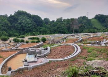 KAWASAN jirat Cina di Cheng, Melaka yang dijadikan tempat mengedar dadah oleh dua lelaki. - UTUSAN/DIYANATUL ATIQAH ZAKARYA