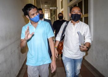 SYED Shah Iqmal Syed Mohd. Shaiful atau lebih dikenali sebagai Dai Syed (kiri) berjalan keluar selepas diikat jamin terhadap tuduhan melakukan persetubuhan luar tabii dan menggunakan kekerasan dengan niat mencabul seorang penuntut kolej swasta pada 17 Oktober lalu di Kompleks Mahkamah Petaling Jaya di sini, hari ini. GAMBAR: FARIZ RUSADIO /