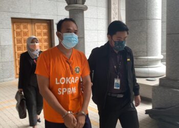 PENOLONG setiausaha bahagian sebuah kementerian dibawa ke Mahkamah Majistret Putrajaya, hari ini. - IHSAN SPRM