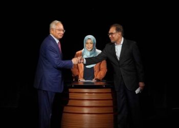 Najib Tun Razak (kiri) dan Datuk Seri Anwar Ibrahim bertemu ketika hadir dalam program Debat Perdana yang berlansung di Pusat Pelancongan Malaysia (MATIC), Jalan Ampang di sini, malam ini. -UTUSAN/MUHAMAD IQBAL ROSLI