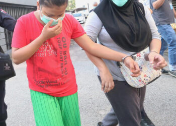 SALAH seorang tertuduh (baju merah) yang didakwa mendera dua beradik berusia tiga dan dua tahun di Mahkamah Sesyen di Johor Bahru, Johor.. -UTUSAN/RAJA JAAFAR ALI