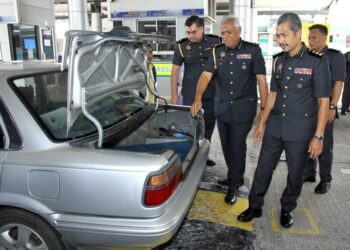 ARIS Mamat (tengah) melakukan pemeriksaan terhadap sebuah kereta dalam Ops Tiris di ICQS Pengkalan Hulu dekat Gerik hari ini. - UTUSAN/MUHAMAD NAZREEN SYAH MUSTHAFA