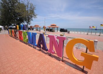 PEMANDANGAN sekitar Pantai Telok Kemang, Port Dickson, Negeri Sembilan yang lengang dan tiada pengunjung beriadah ekoran pelaksanaan PKP di seluruh negara serta penguatkuasaan larangan rentas daerah dan negeri bagi mengekang penularan Covid-19. - UTUSAN/MOHD. SHAHJEHAN MAAMIN