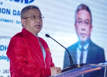 DR. ADHAM Baba ketika berucap pada Majlis Graduasi MyHackathon 2020 di Kuala Lumpur, semalam. -FOTO/FARIZ RUSADIO