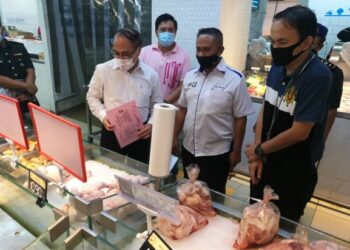 CHONG Fat Full (kiri) bersama Mohd. Hairul Anuar Bohro (tengah) memantau harga ayam di sebuah pasar raya di Johor Bahru. - FOTO/MOHAMAD FAIZAL HASHIM