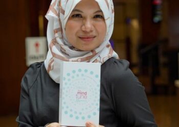 Dr. Azuraida Shahadan menunjukkan 'Peranti Mind Tune' atau dikenali sebagai MIA (Mind Affimation Device) dalam pelancarannya di ibu negara, baru-baru ini.