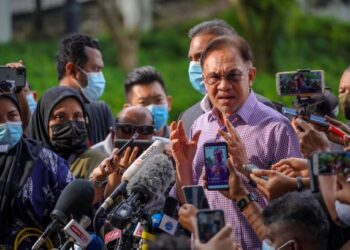 Anwar Ibrahim bercakap kepada wartawan selepas memberi keterangan kepada polis berhubung senarai nama ahli Parlimen yang menyokongnya di Kuala Lumpur, baru-baru ini. – UTUSAN/FARIZ RUSADIO