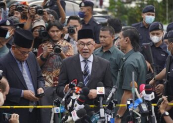 ANWAR Ibrahim berucap pada sidang akhbar selepas mengadap Yang di-Pertuan Agong di Istana Negara. - UTUSAN/AMIR KHALID