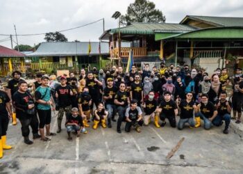 HAMPIR 80 sukarelawan turun padang membersihkan kediaman mangsa banjir di sekitar Dengkil bersama wakil NGO daripada Bakti Kasih Malaysia, R Global, Tadbrothers, D'Harung 4x4 Dengkil, Tasty Wavy, TerMeetUp, Protube Studio dan DailyFresh. - UTUSAN ONLINE