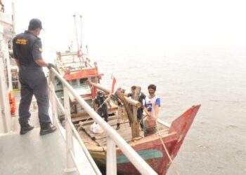 SEBUAH bot nelayan dari Indonesia yang dinaiki lima kru ditahan Agensi Penguatkuasaan Maritim Malaysia (Maritim Malaysia) Pulau Pinang selepas dikesan menceroboh perairan negara di kedudukan 52 batu nautika barat daya Pulau Kendi, Jumaat lalu.