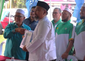 ZOOL Amali Hussin menyerahkan borang keahlian menyertai Pas kepada Rafiei (kiri) pada majlis yang diadakan di Lenggeng, Seremban hari ini.