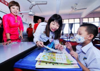 LIM Hui Ying (tengah) beramah mesra bersama seorang murid selepas beliau mengadakan lawatan ke Program Pendidikan Khas Integrasi (PPKI) di Sekolah Jenis Kebangsaan Cina (SJKC) Kampung Baru Rahang di Seremban hari ini.-UTUSAN/MOHD. SHAHJEHAN MAAMIN.