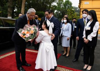 ISMAIL Sabri Yaakob menerima jambangan bunga sebaik sahaja tiba untuk acara sambutan rasmi di
Presidential Palace, Hanoi. Turut mengiringi, Pham Minh Chinh. - PMO