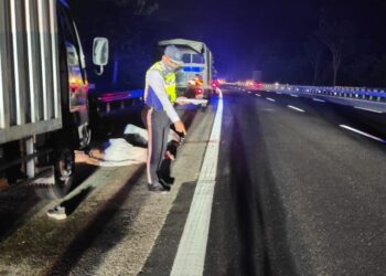 DUA maut dalam kejadian kemalangan di Kilometer 241.6, Lebuh Raya Utara Selatan (arah Utara), Rembau, awal pagi tadi. - IHSAN PDRM