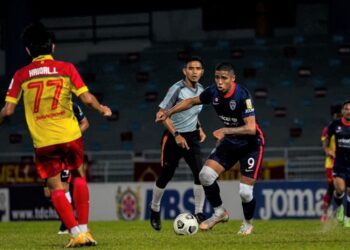 Bergson Da Silva (tengah) menunjukkan persembahan baik ketika membantu JDT menewaskan Selangor 3-1 dalam aksi terakhir Liga Super, Rabu lalu. – UTUSAN/SHIDDIEQIIN ZON