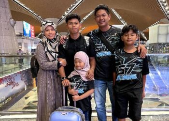 DANIAL SYAHMI (dua kiri) bersama keluarganya sebelum berlepas ke Sepanyol di KLIA, Sepang, Ahad lalu. - Ihsan ZK Racing