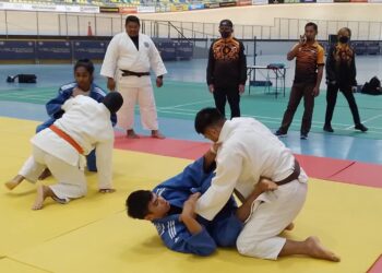 SHAHRUL Zaman Yahya (berdiri dua dari kiri) memerhatikan Amir Daniel Abdul Majeed dan S. Kamini Sri menjalani latihan ketika melawat kem latihan pasukan judo negara ke Sukan Komanwel di Velodrom Nasional, Nilai dekat Seremban hari ini.-UTUSAN/NAZARUDIN SHAHARI.