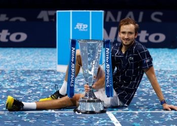 Daniil Medvedev meraikan kejayaan muncul juara Jelajah Dunia Akhir ATP di Arena O2, London hari ini. - IHSAN ATP TOUR