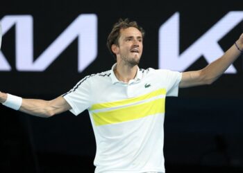 DANIIL Medvedev meraikan kejayaan menewaskan Stefanos Tsitsipas dalam separuh akhir Terbuka Australia hari ini.  - AFP