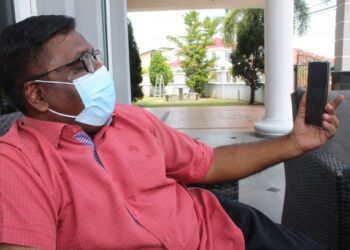 Dass menerima panggilan video daripada Pak Ya yang baharu dikenalinya ketika mendapatkan rawatan di Hospital Tampin dan bertindak menjadi 'Penghulu' pesakit Covid-19 – UTUSAN/NOR AINNA HAMZAH