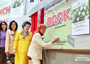 Nancy Shukri (kanan) pada pelancaran buku Steel Gardenias baru-baru ini. Turut kelihatan Nellie Tan Wong (dua kanan).