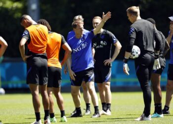 PENGENDALI Belanda,  Frank de Boer (tengah) memberi arahan kepada anak buahnya dalam sesi latihan menjelang aksi berdepan Austria,- AFP