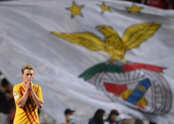 REAKSI pemain tengah Barcelona, Frenkie De Jong selepas pasukan itu tumbang 0-3 kepada Benfica dalam saingan Liga Juara-Juara di Stadium Luz, Lisbon awal pagi tadi. - AFP