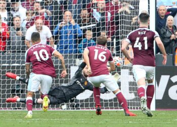 DAVID de Gea menyelamatkan sepakan penalti Mark Noble ketika membantu Manchester United mengalahkan West Ham 2-1.