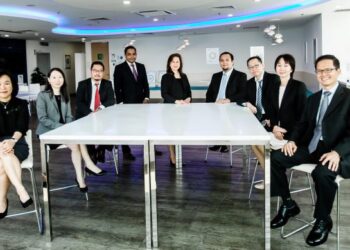 Pakar Cukai Deloitte. Dari kiri: THAM LIH JIUN; THIN SIEW CHI; TAN HOOI BENG; VRUSHANG SHETH; THERESA GOH; MOHD. FARIZ MOHD. FARUK; TOH HONG PEIR; CHEE YING CHENG dan CHIA SWEE HOW.